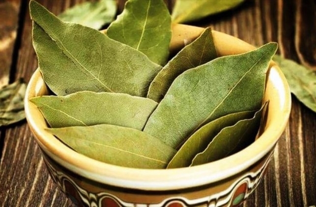 Прост чай ефективно премахва кристалите на пикочната киселина от ставите