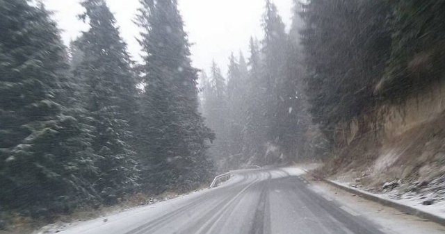 Сняг трупа обилно на прохода Превала над Смолян от тази