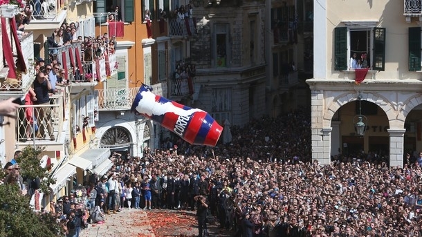 Хиляди български туристи чуха Христос Воскресе в гръцките църкви и
