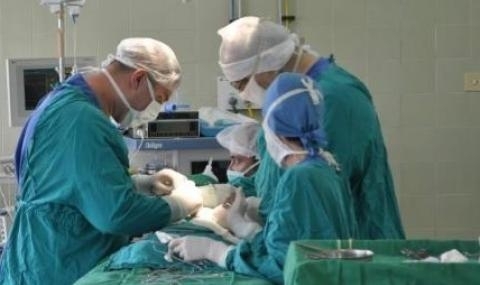 Туморен възел голям колкото футболна топка извадиха от корема на