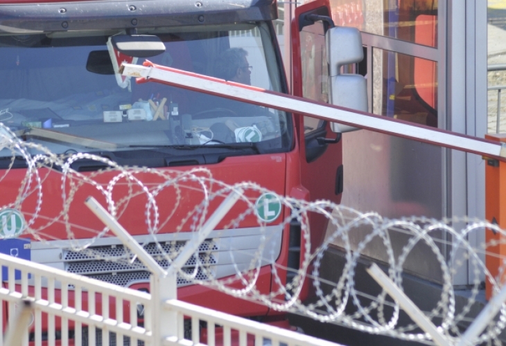 Труповете на 15 мъже бяха открити в изоставен камион на