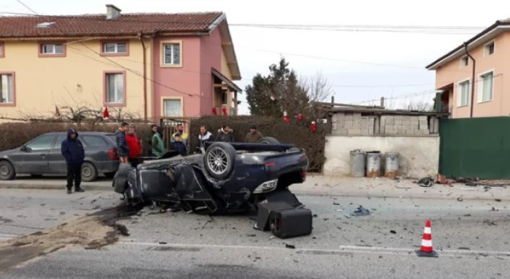 Пиян шофьор се вряза в два автомобила изкърти уличен трансформатор