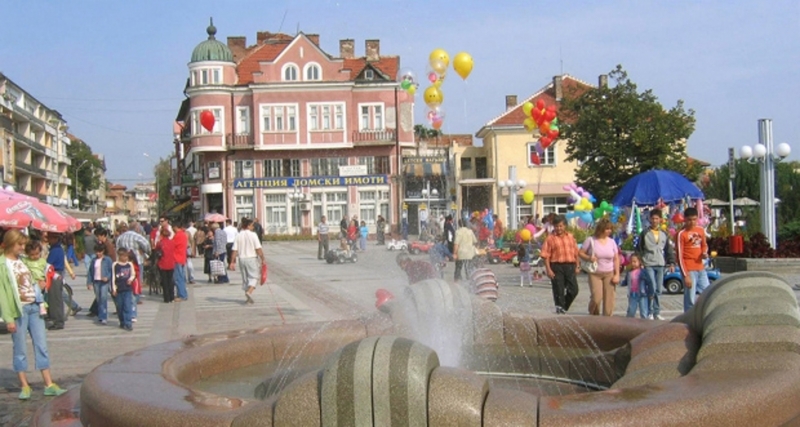 С празнична литургия и молебен за здравето и благоденствието на