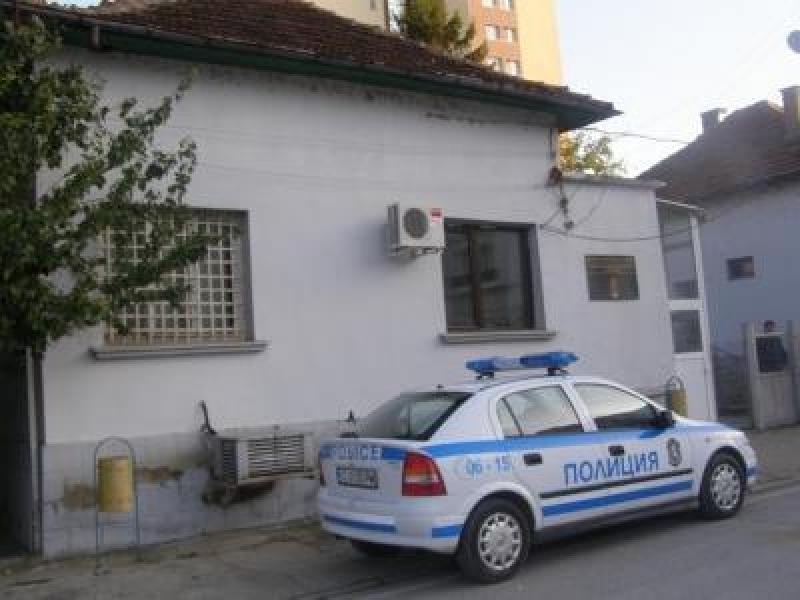 Крадец претършувал вила на мъж от Враца, съобщиха от полицията.