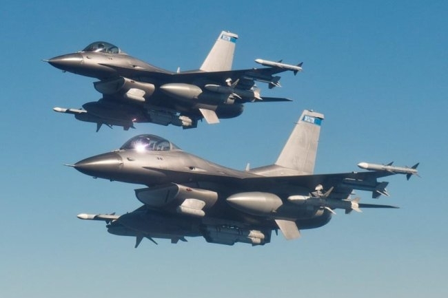 Първият инструктор от гръцките военновъздушни сили вече се намира в