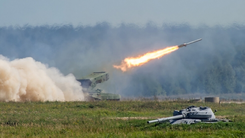 Руските сили продължиха днес да нанасят въздушни удари по военната