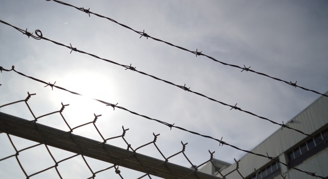 Полицията в Ловеч издирва избягал тази сутрин затворник който е