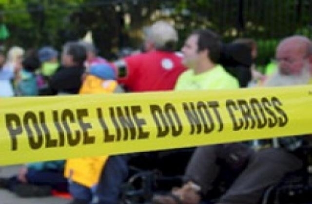 Трима полицейски служители бяха убити а седем души бяха ранени