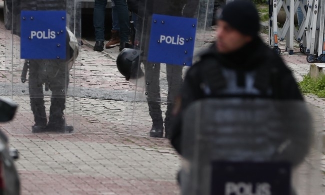 Две лица извършиха днес въоръжено нападение срещу полицейски пункт пред