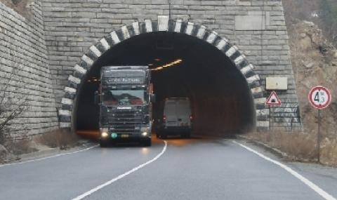 Осветлението в Кривия тунел по път I 1 Симитли Кресна