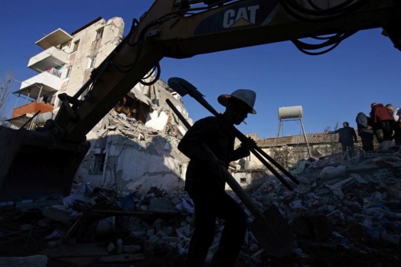 Операциите по издирване и спасяване на оцелели от земетресението в