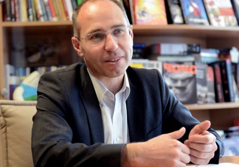 С нито един от двата вида код изходен и