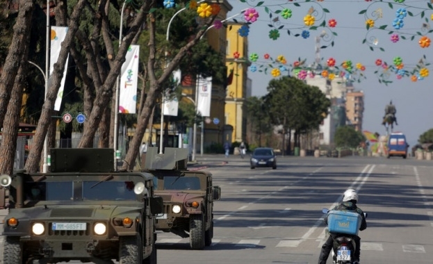 Албанското правителство прати по улиците армията и предупреди че силите