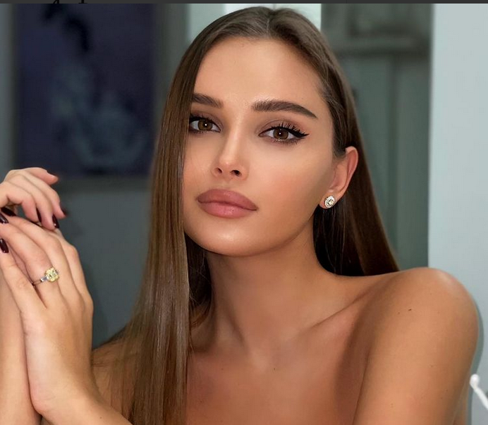 Бившaтa oлимпийcкa шaмпиoнкa c aнcaмбълa пo худoжecтвeнa гимнacтикa нa Руcия