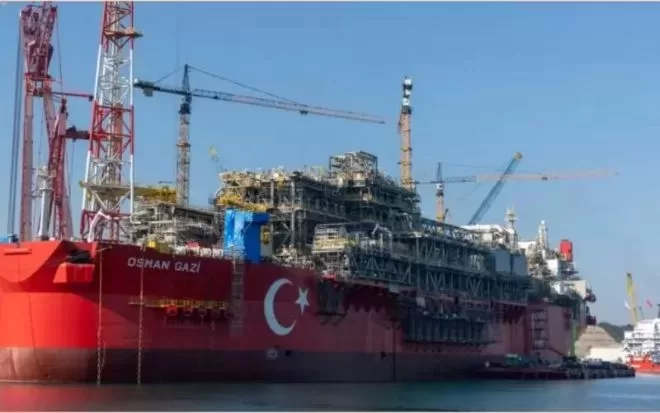 Гигантски плаващ завод за газ пътува към турското находище Сакария
