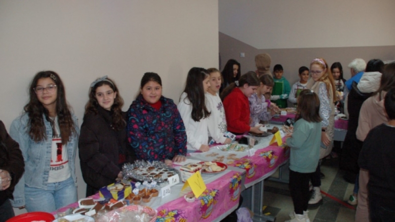 Ученици от Монтана дариха 1000 лева на първокласника Марти останал