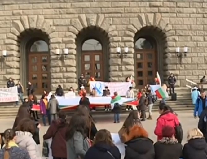 Палаткови лагери са разположени под прозорците на властта Недоволни искат