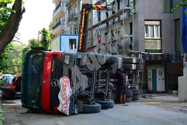 Кран е паднал странично на ул Славянска в морската столица