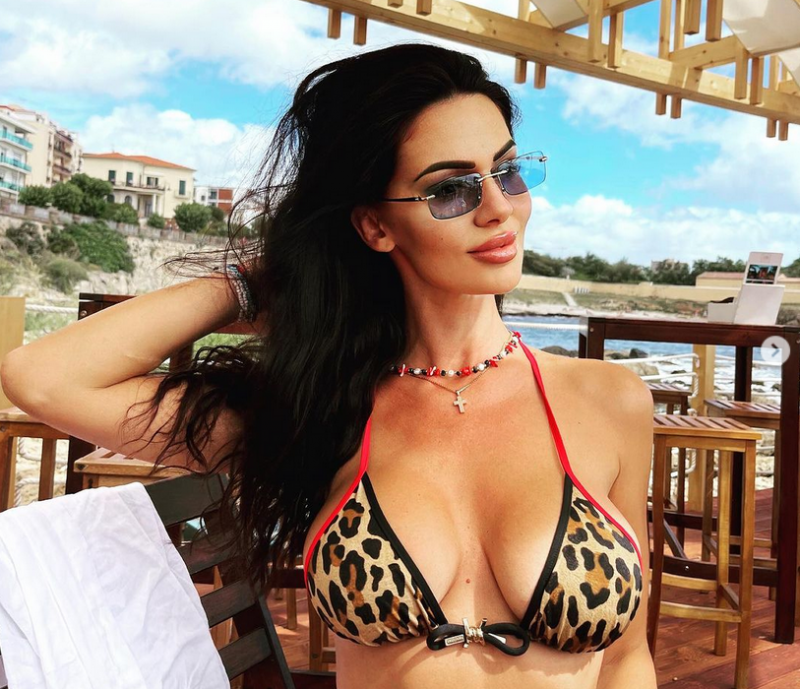 Ерьона Сюлеймани редовно подкрепя Албания от трибуните и винаги разтуптява