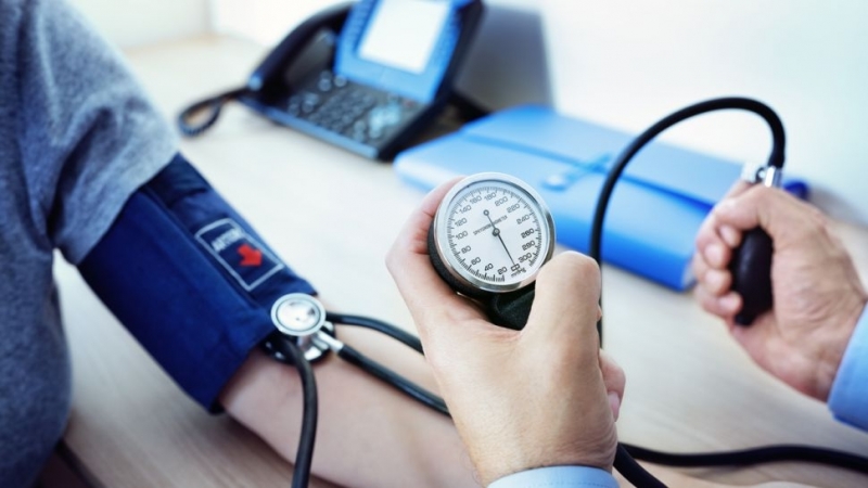 Пиенето от пластмасови бутилки може да повиши кръвното налягане заради микропластмасата която