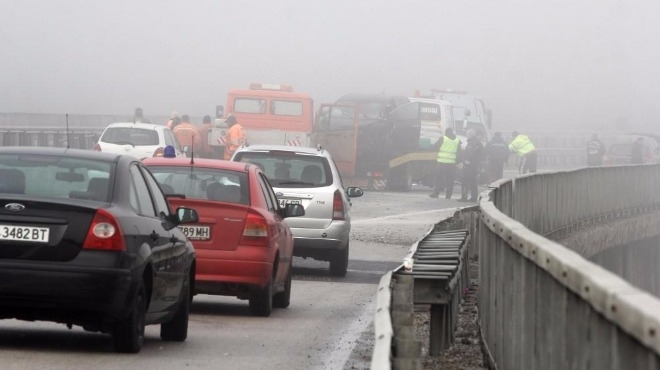 Петима души са пострадали при пътен инцидент на АМ Тракия