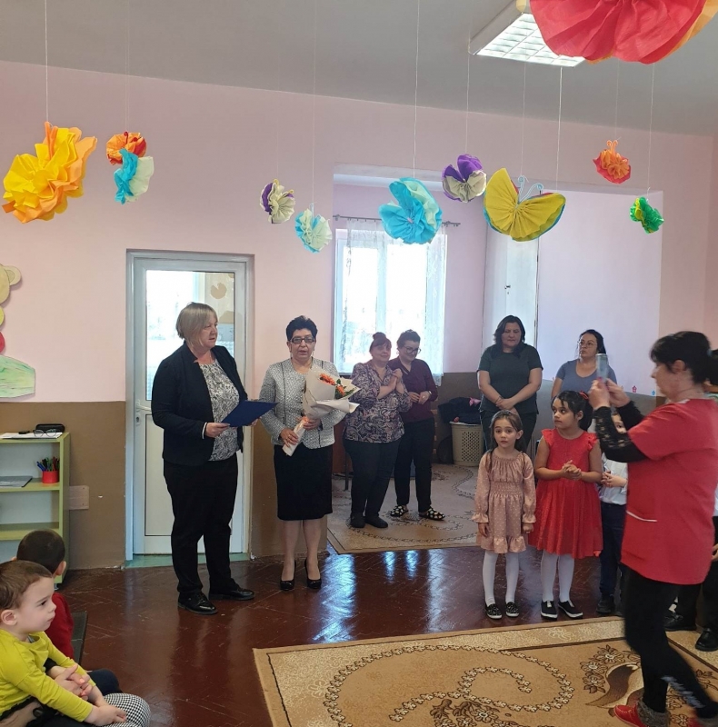Днес с богата литературно музикална програма децата от детска градина Юрий