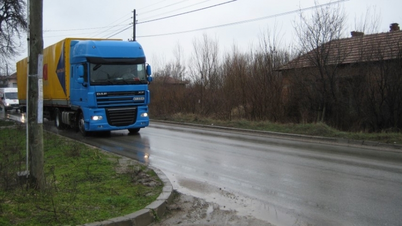 Движението на товарни автомобили над 12 тона е ограничено по