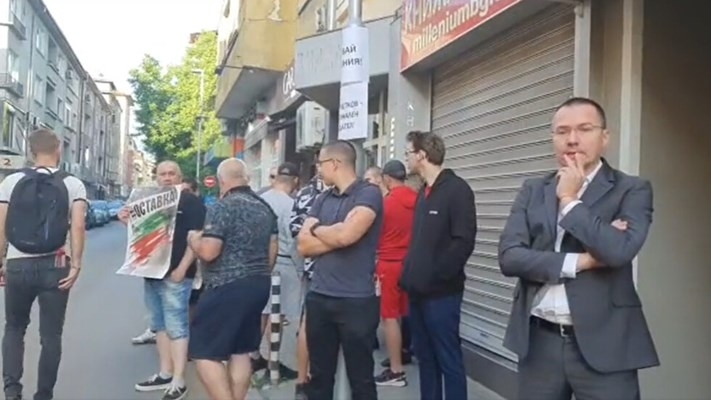 Малко след 7 часа привърженици на ВМРО и група граждани