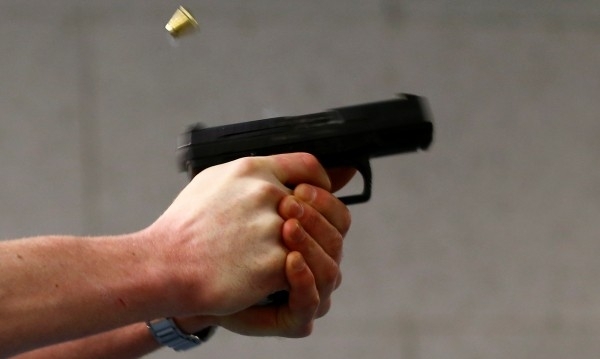 Мъж размаха пистолет и отправя закани и заплахи към 30 годишен
