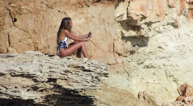 Жените си правят секси селфита за да си съперничат и