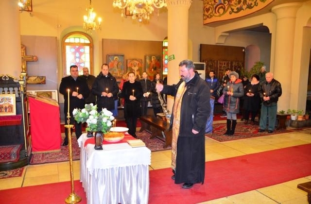 С отслужване на обща панихида в храм Свето Възнесение във