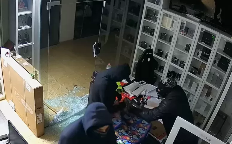 Четирима маскирани задигнаха телефони за десетки хиляди евро от магазин в София /видео/