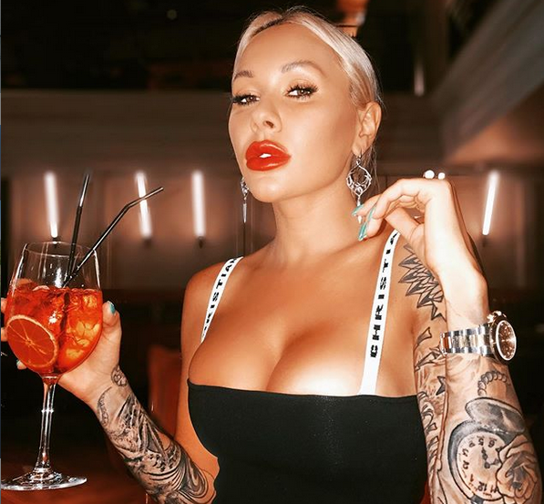 Съпругата на украинския футболист Николай Морозюк Ирина скри топката на