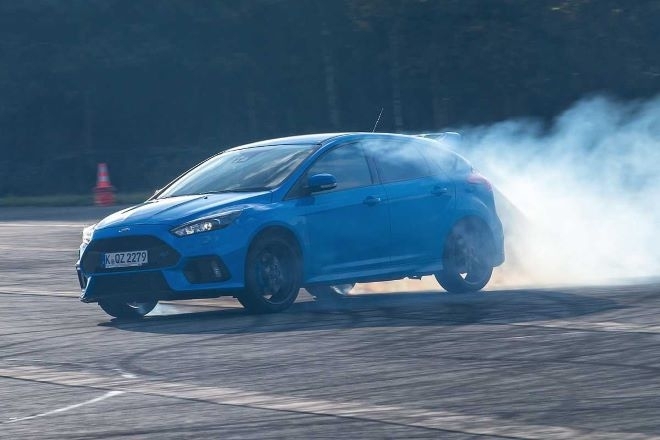 Незаконна гонка и дрифт шоу на изоставено летище край Павликени