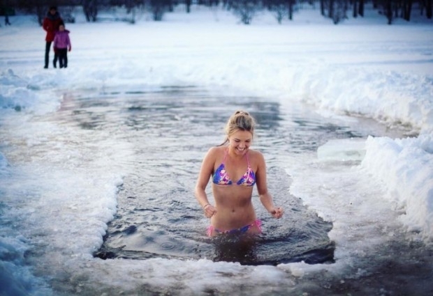 Хиляди руснаци включително президентът Владимир Путин се окъпаха в замръзнали