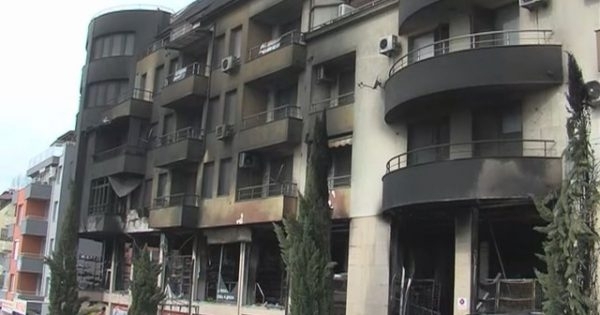 Огромен пожар вилня в жилищен блок в град Сандански и