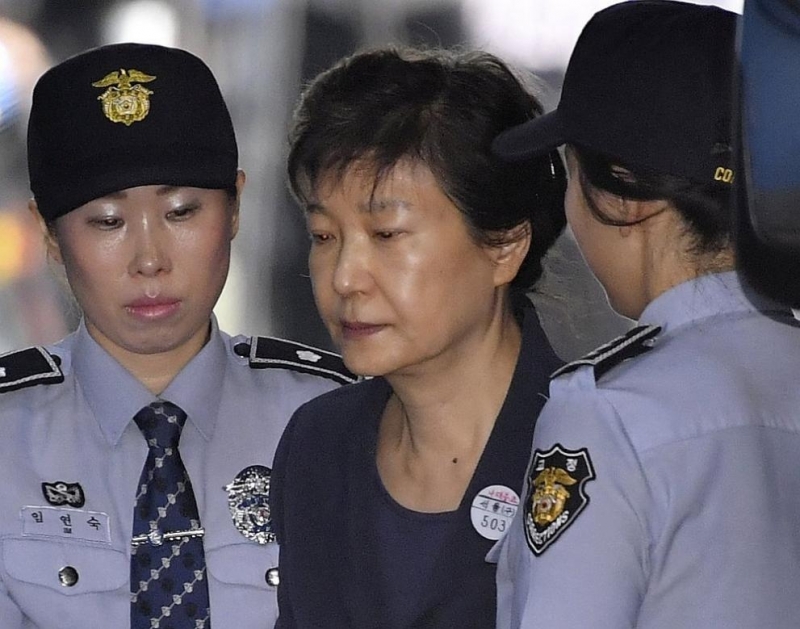 Бившата южнокорейска президентка Пак Гън хе бе осъдена на 24 години затвор по делото