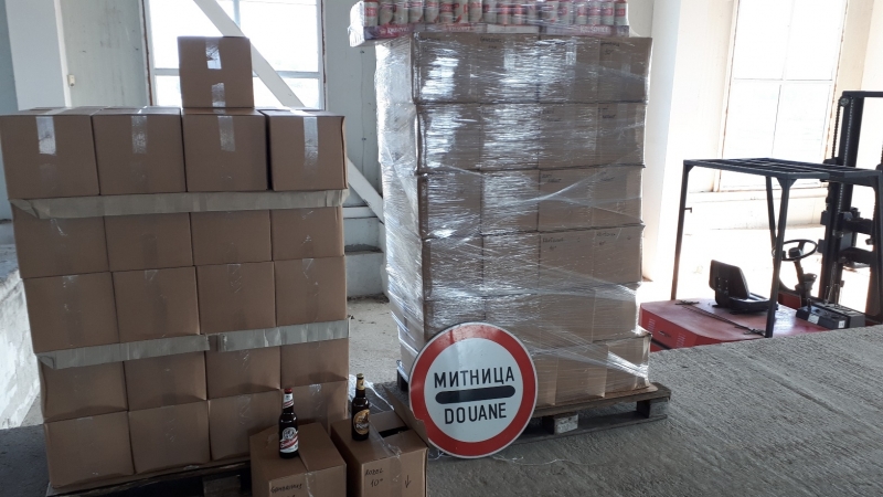 Инспектори от отдел Митническо разузнаване и разследване на Митница Лом