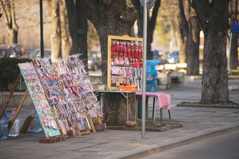 Традиционният Базар на мартениците и цветята краси центъра на Мездра.