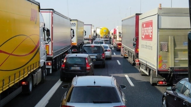 Времето ще се задържи динамично и топло за сезона Над