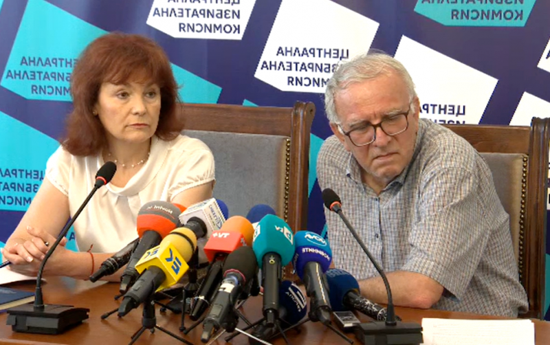 Допълнителните 1673 устройства са пристигнали и се разтоварват в склада при