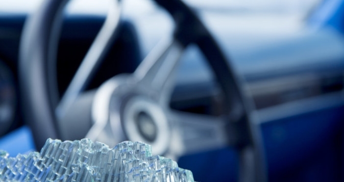 Паника във Великобритания след като автомобил влезе в пълен с