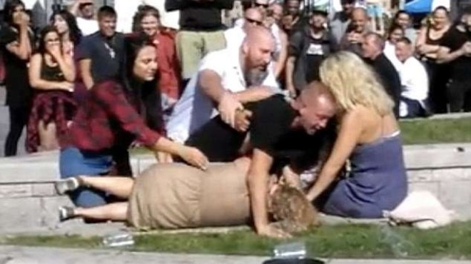 Алкохолът и тежкото обедно августовско слънце премахнаха всички задръжки у