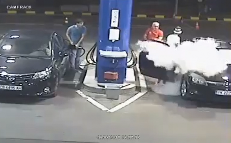 Служител на бензиностанция в София загаси цигарата на клиент с