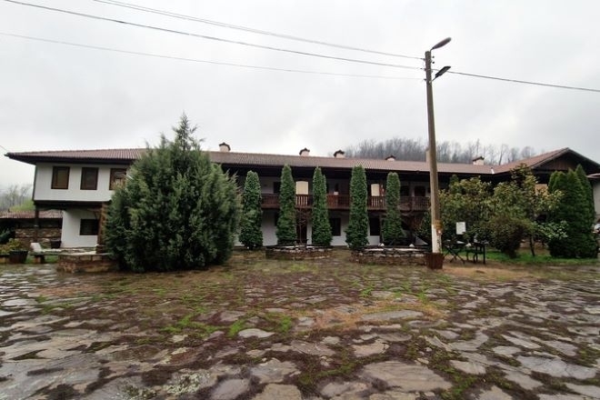 Монашеското крило от сградата на Лопушанския манастир в монтанската община