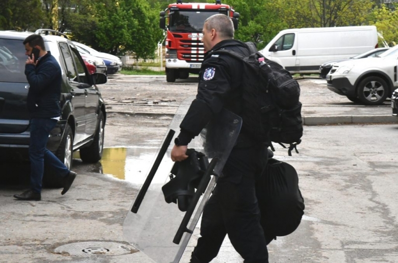 Мъж се барикадира в жилищна сграда в село Рупци община Червен бряг Той