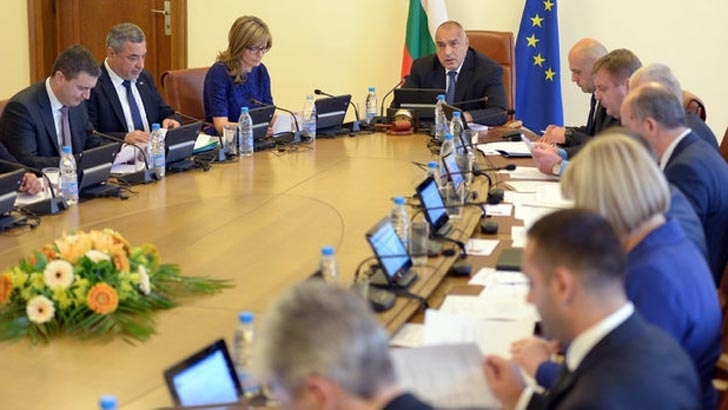 Правителството предлага на президента да издаде указ за награждаване на