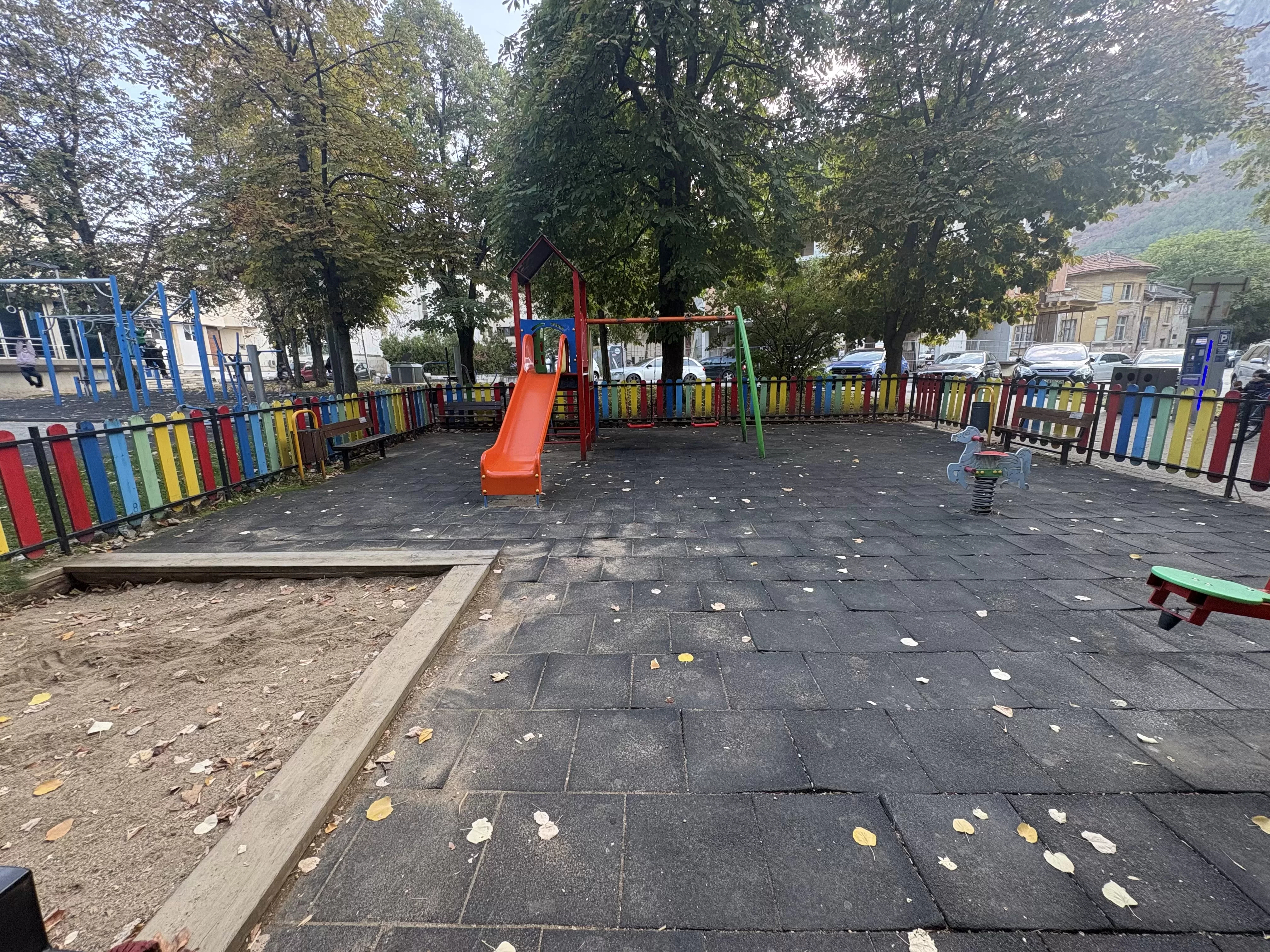 Малчуган пострада на опасна детска площадка във Враца, родители бият тревога /снимки/