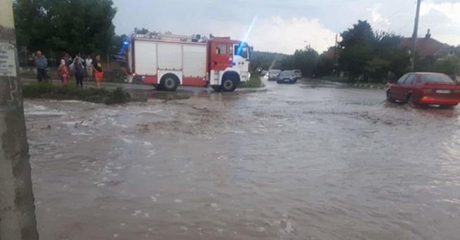 Вихрушка повреди десетки оранжерии за ранни зеленчуци в санданското село