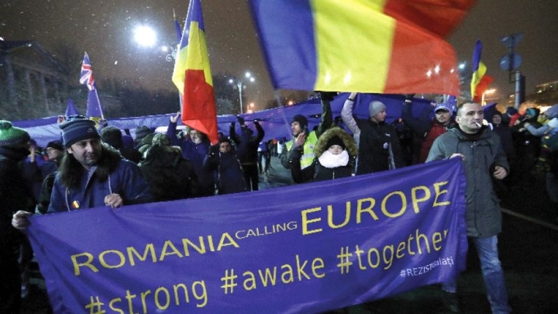 Близо 7000 румънци скандираха снощи в Букурещ и други градове